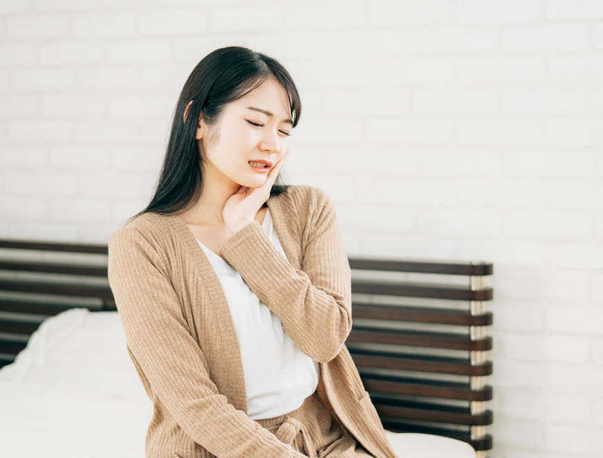 歯周病で痛みがある女性